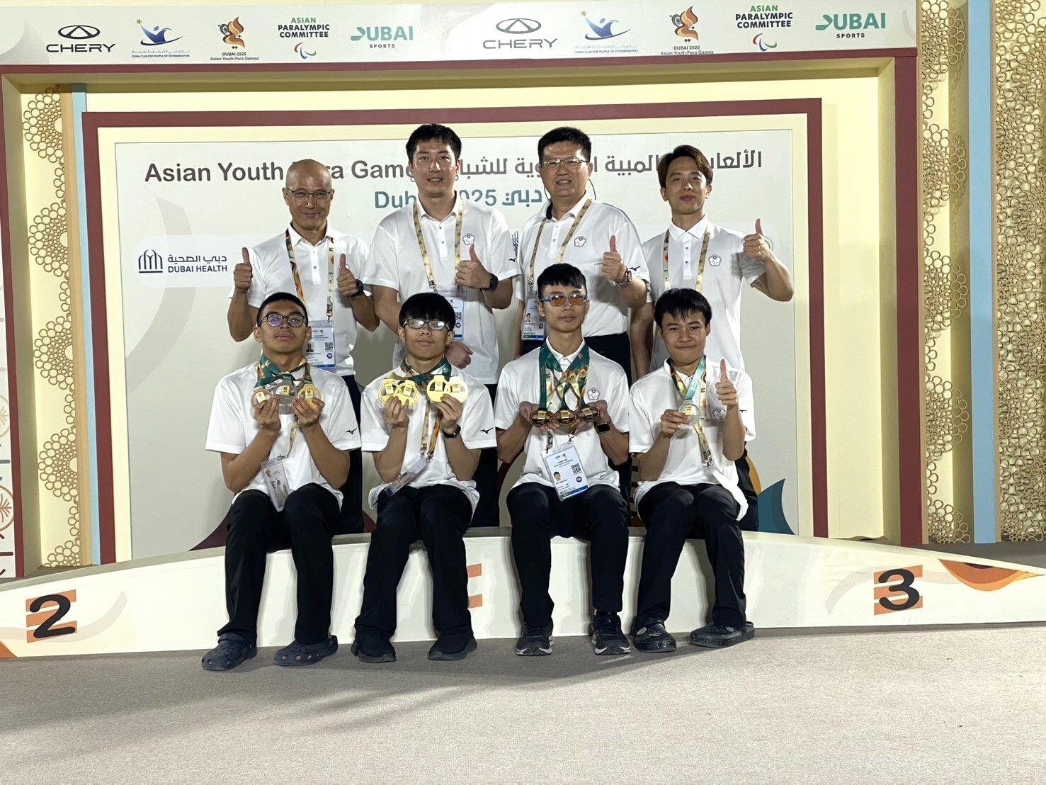 本校吳俊佑(右下2)選手與台灣游泳選手合影，共奪11面獎牌