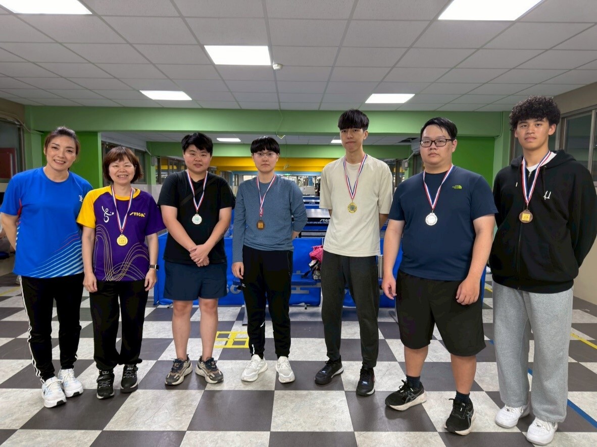 士林校區男女子組獲獎同學與師長合影