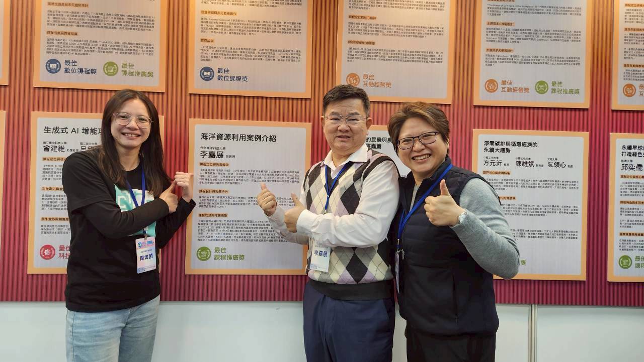 李嘉展老師(中)與教學團隊周如茵專員(左)、謝宜芳主任(右)合照