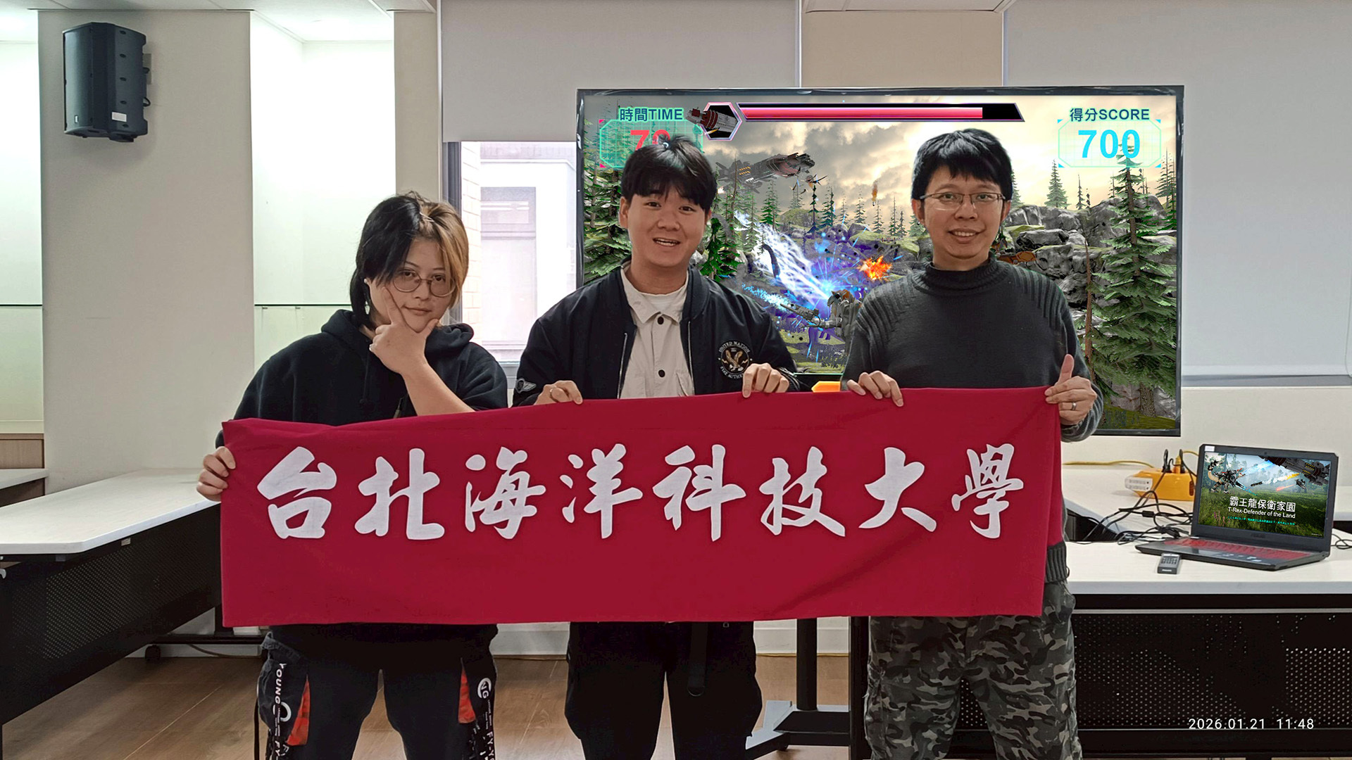 115年1月21日於東新國小展演現場 本校數遊系封莫凡老師(左一)、廖嘉貝同學(中)、黃柏瑞老師(右一)