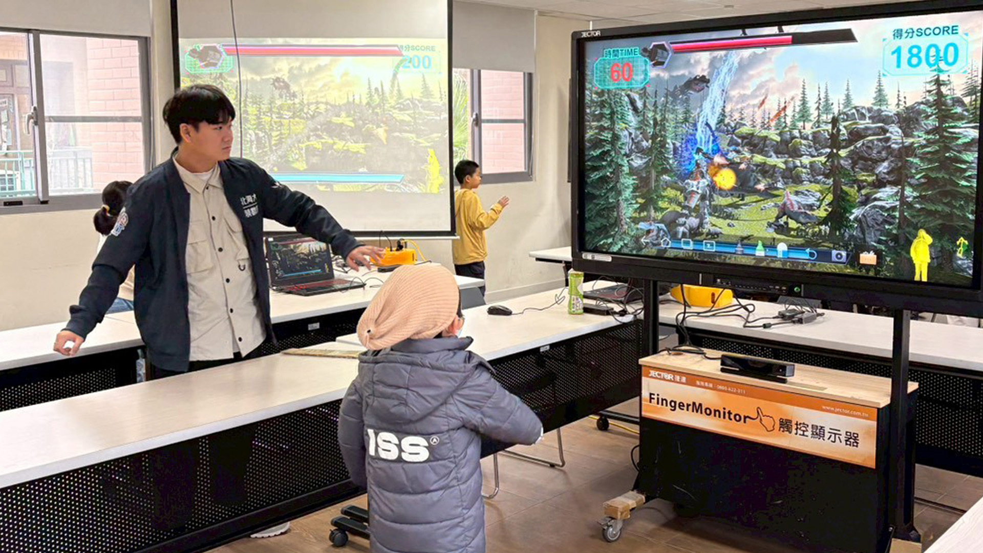 東新國小展演拍攝紀錄。 展演日頗受好評，深受國小學生喜愛。