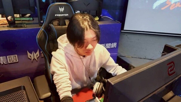 線下賽事現場，選手們屏氣凝神，為比賽做最後準備