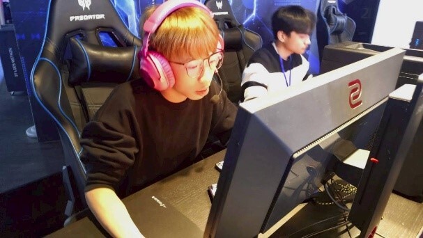 線下賽事現場,選手們屏氣凝神,為比賽做最後準備