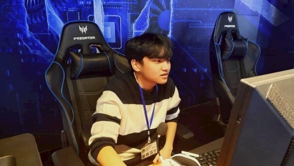 線下賽事現場，選手們屏氣凝神，為比賽做最後準備