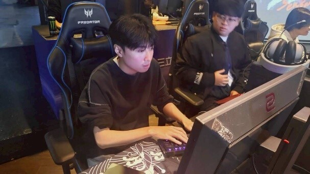 線下賽事現場,選手們屏氣凝神,為比賽做最後準備