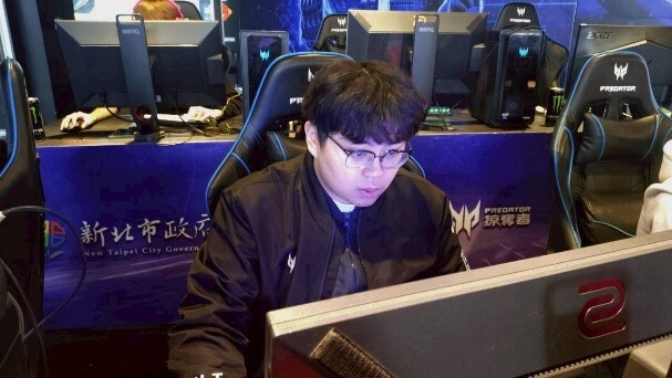 線下賽事現場,選手們屏氣凝神,為比賽做最後準備