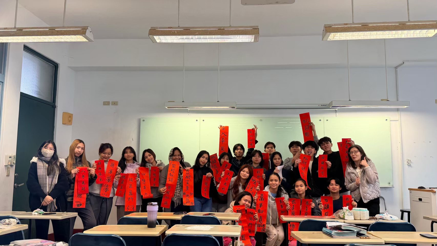 境外學生展示親手書寫的春聯作品