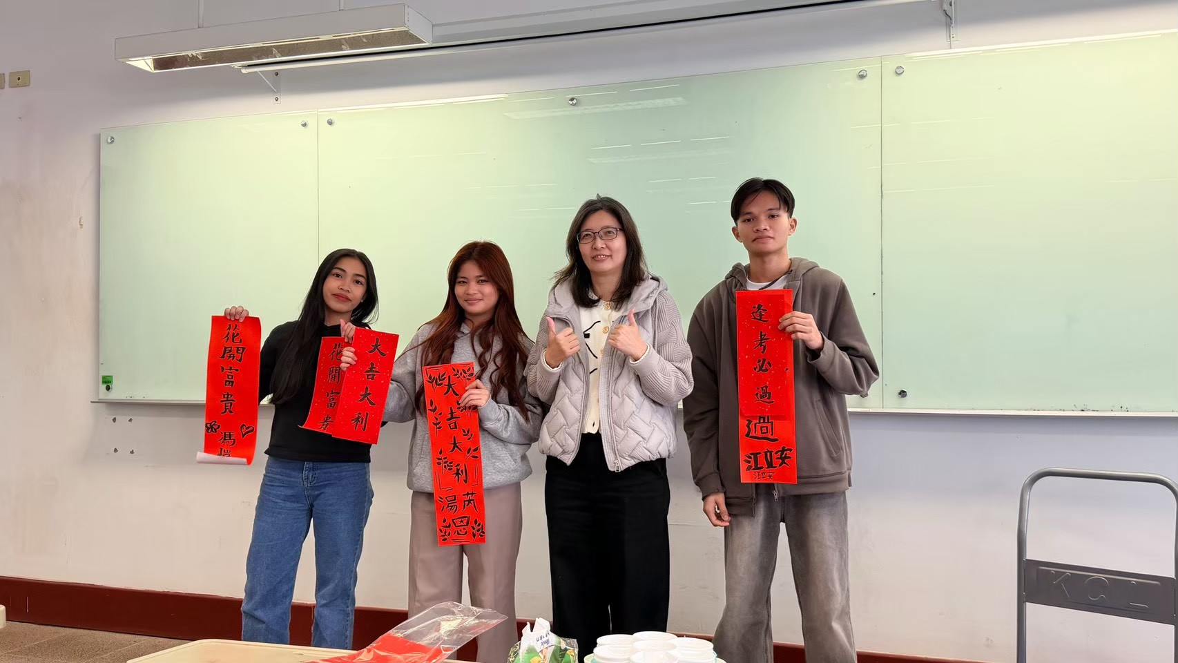 學生在教師指導下完成春聯作品