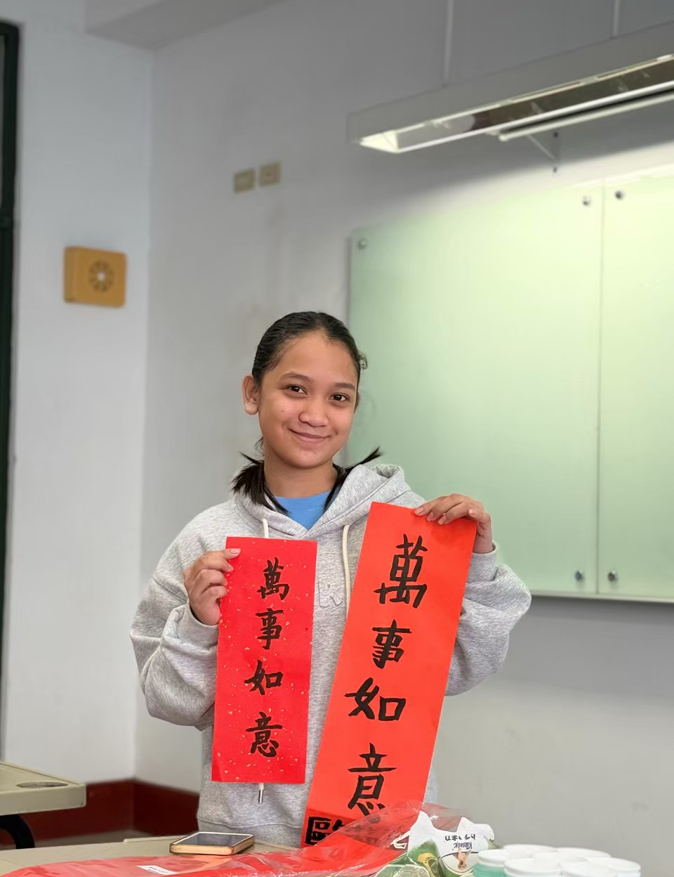 境外生揮毫寫春聯體驗臺灣年節文化