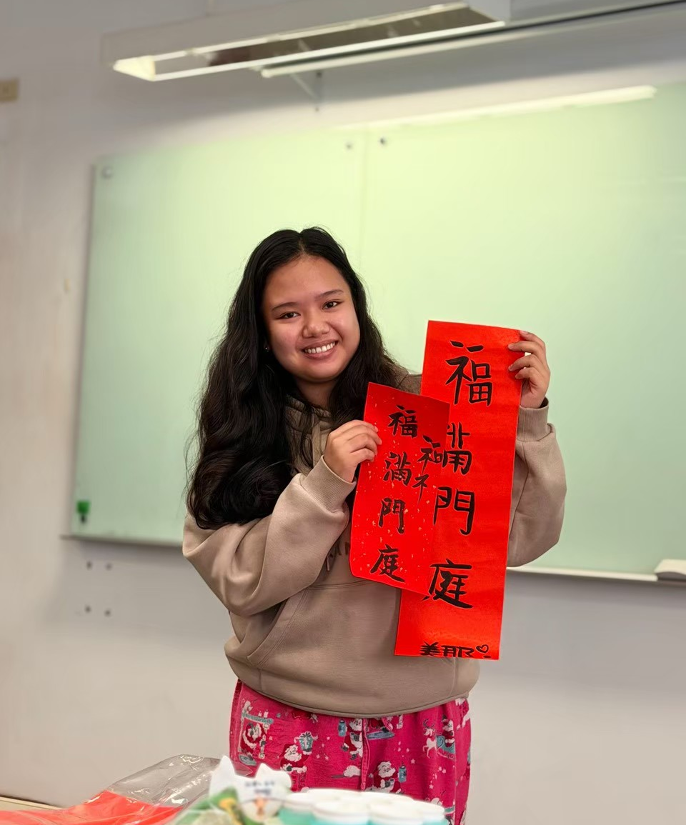 展示完成的春聯作品，留下難忘的文化交流學習經驗