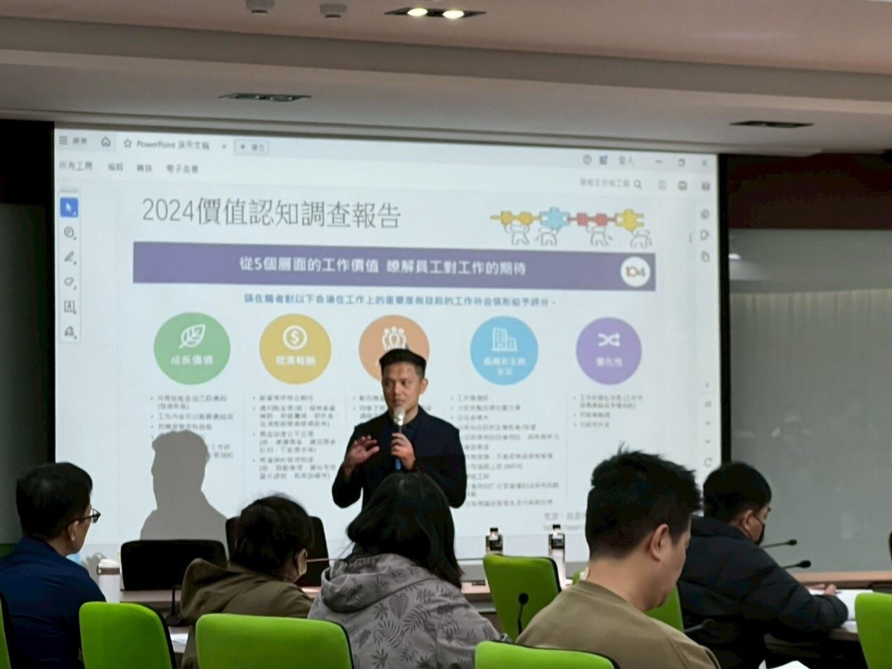 新北市政府社會局社會工作科科長劉彥伯進行專題演講