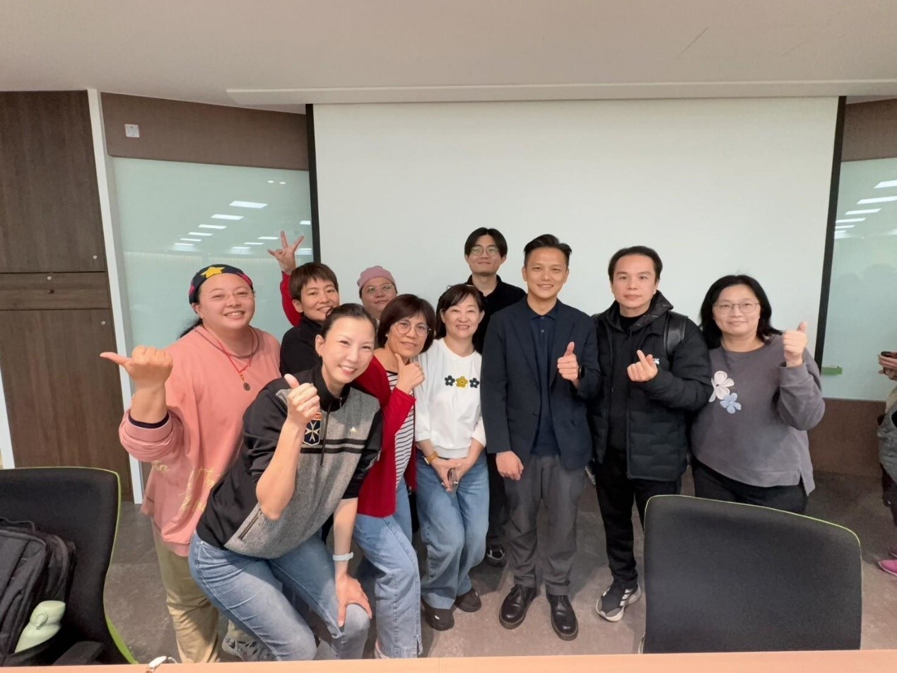 同學開心跟劉科長合照