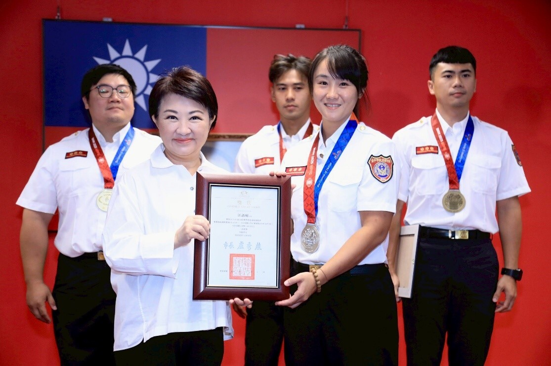 擔任臺中市政府消防局消防形象大使並於2025年接獲臺中市市長盧秀燕授獎