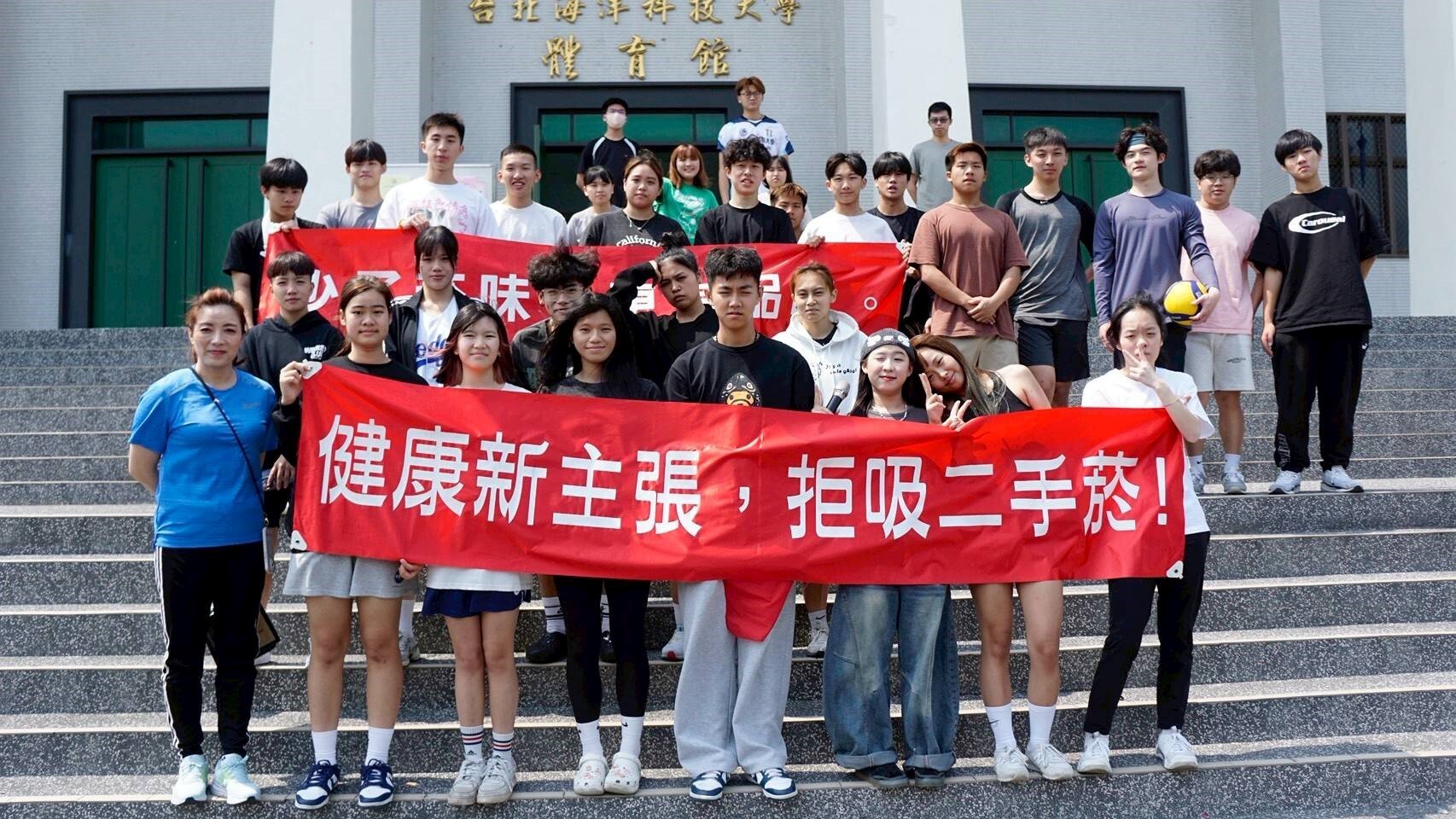 排球參賽學生與師長合影