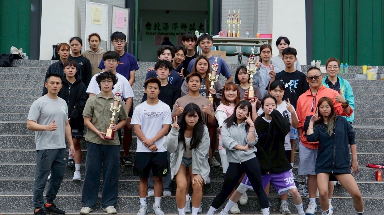 排球學生與師長合影