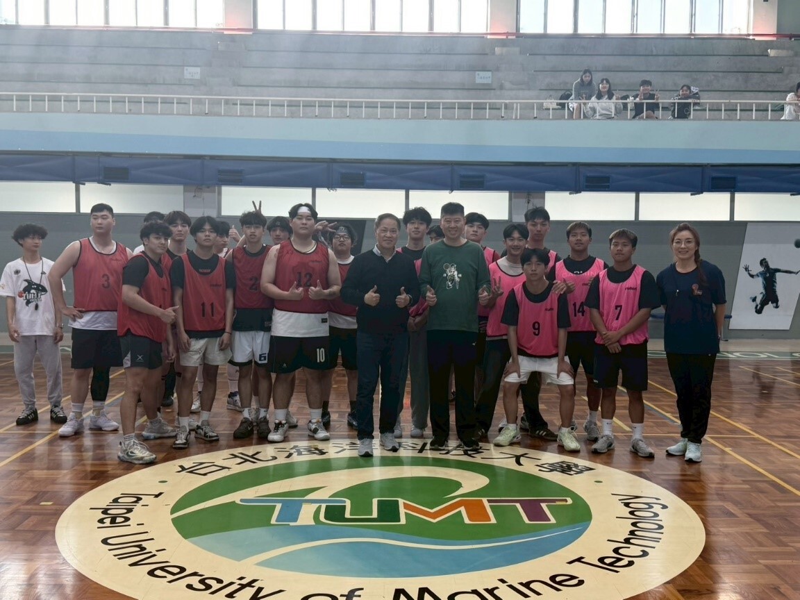 籃球學生與師長合影