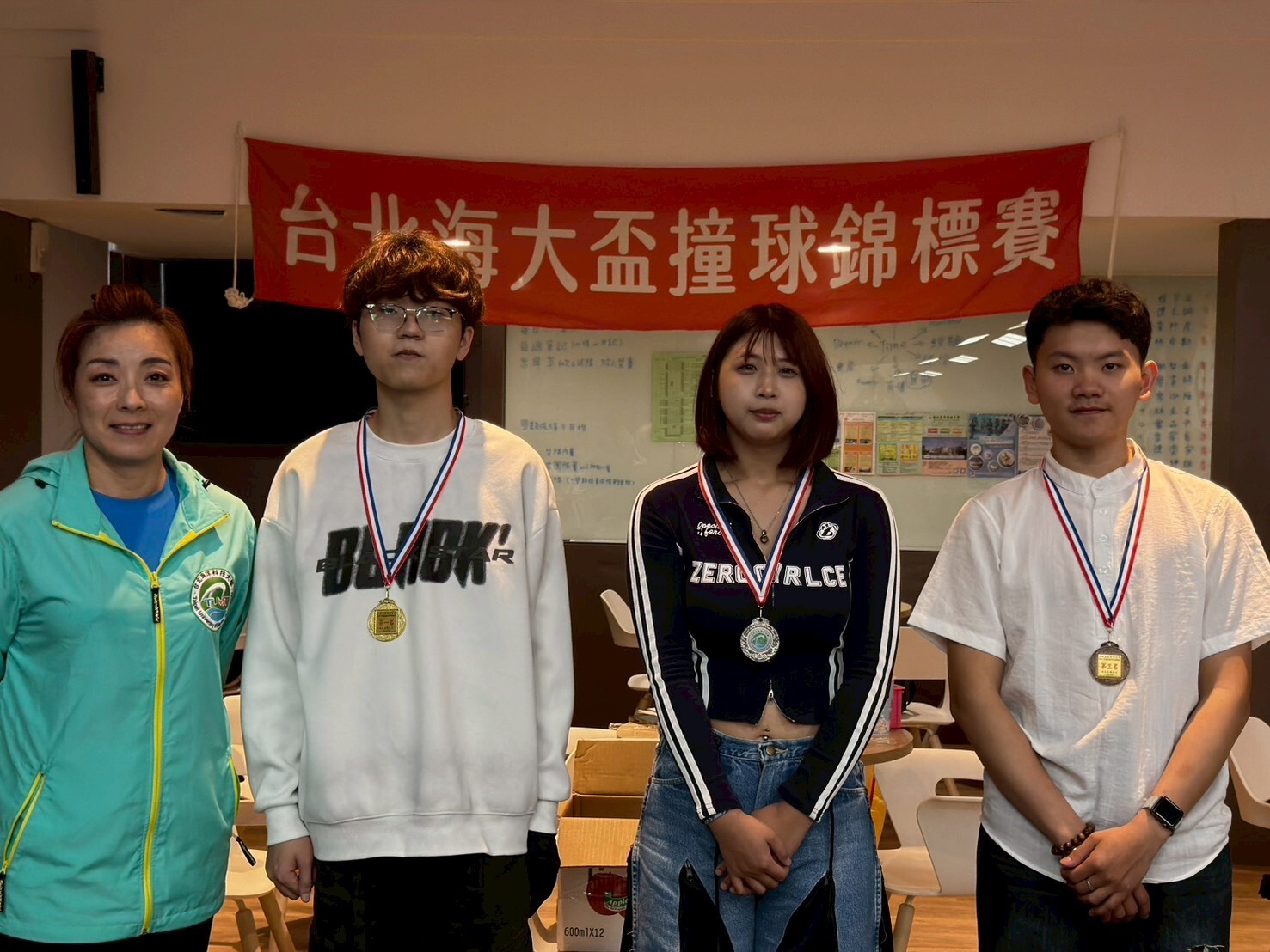 撞球學生與師長合影