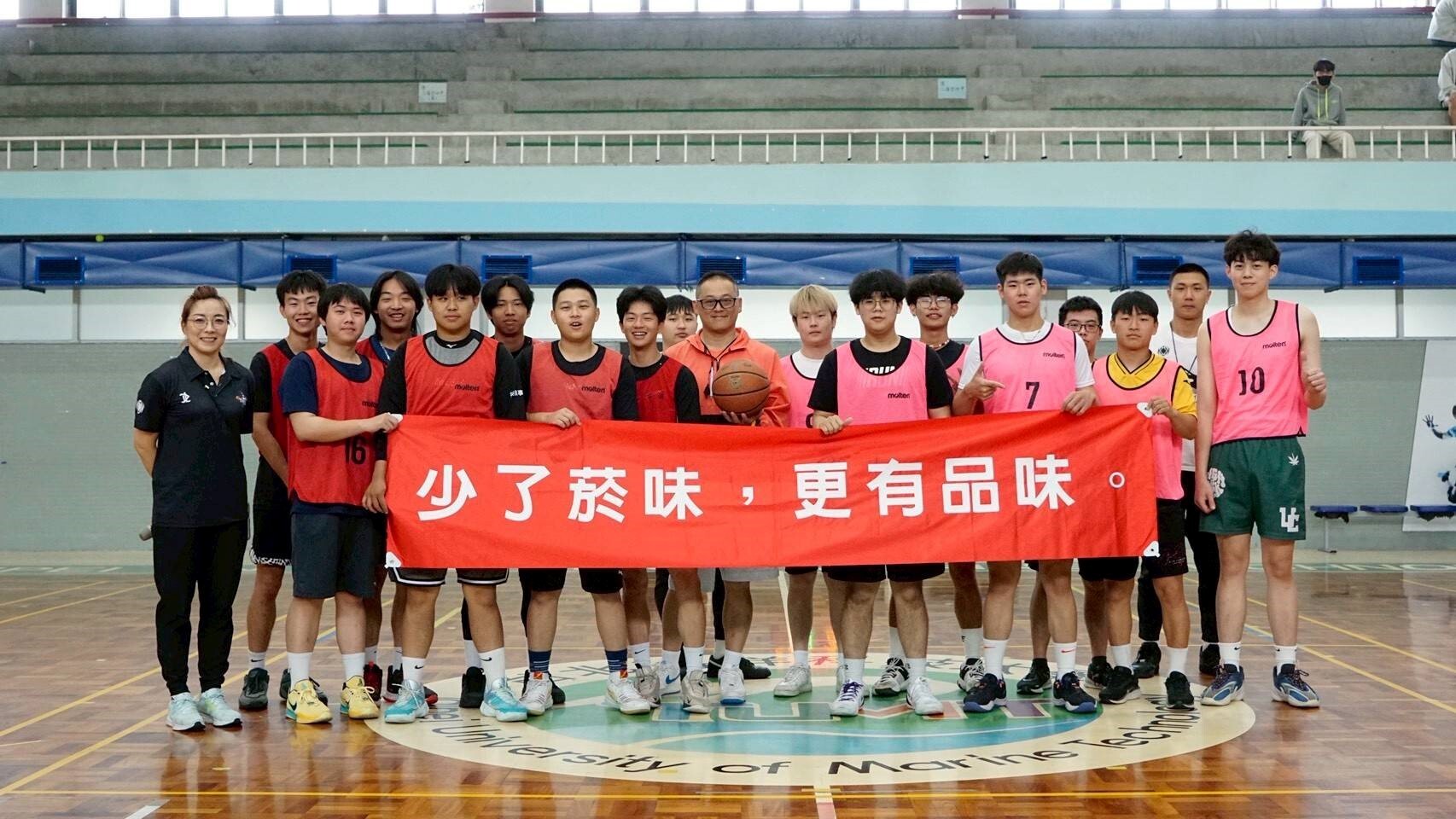籃球參賽學生與師長合影