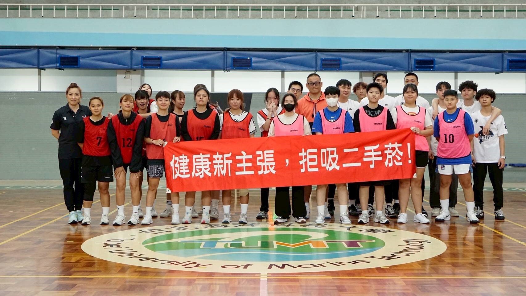 籃球參賽學生與師長合影