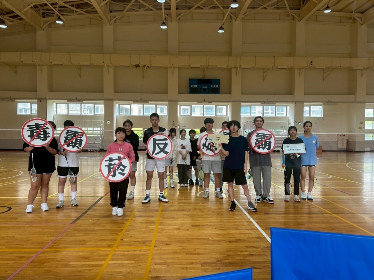 羽球參賽學生與師長合影