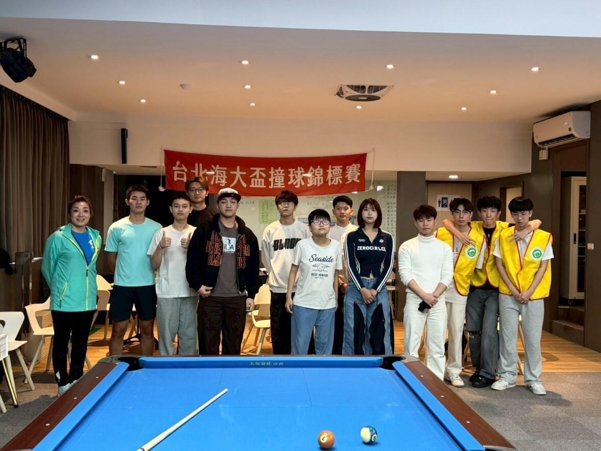 撞球參賽學生與師長合影