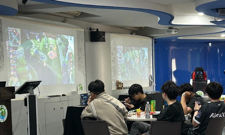 多位同學一同至線下觀賽席共襄盛舉，一同觀看此次精彩的賽事