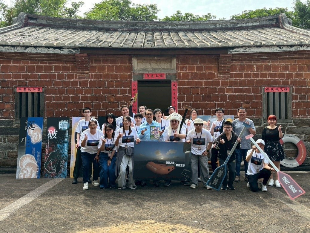 全體參展同學與呂曜志校長合影