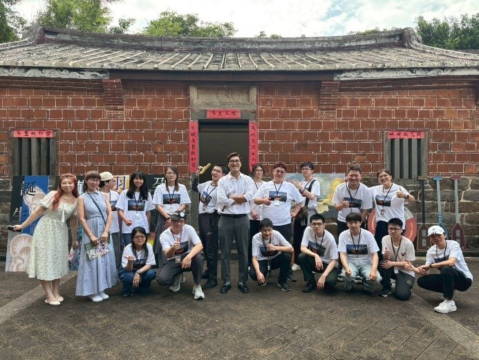 全體參展同學與林威克國和長合影