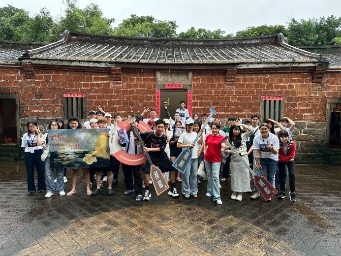 全體參展同學與到訪同學、任曉晶主任合影