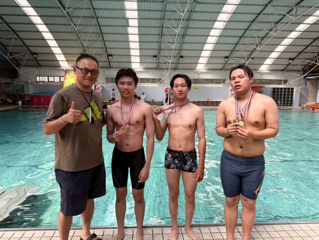 男子組個人蛙式獲獎同學合影