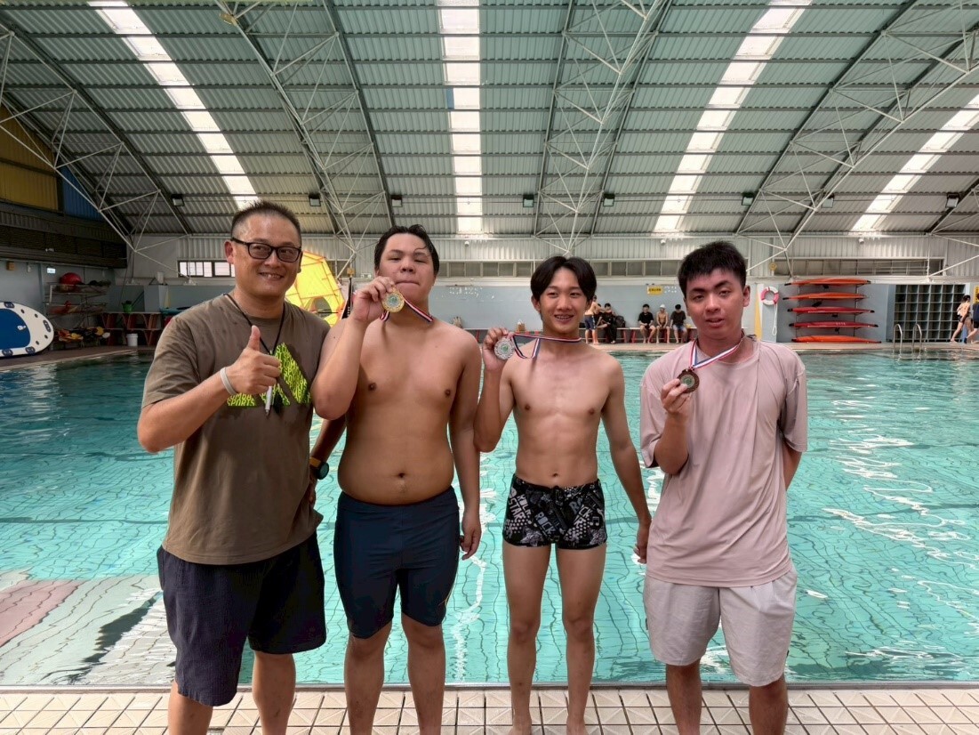 男子組個人蛙式獲獎同學合影