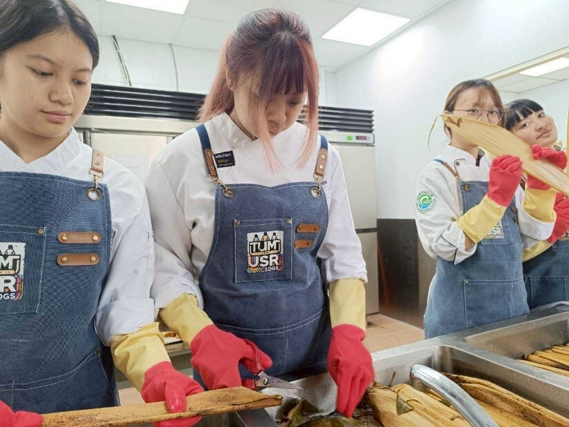 阿嬤說粽葉一定要刷洗乾淨啦!同學們戴著手套、眼神專注地刷洗粽葉,美味的起點從細節開始 。