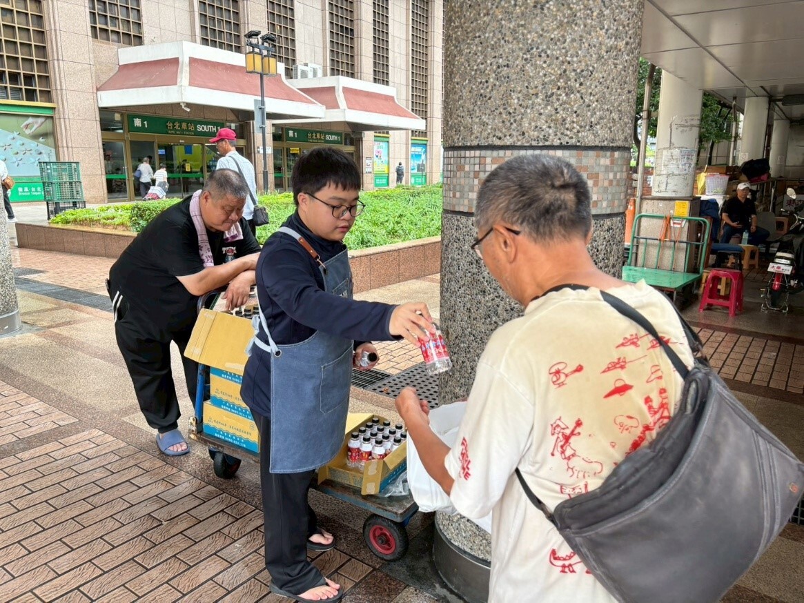 團隊默契爆發!現場志工同學們迅速供餐、分發物資與熱粽,精準傳遞手心溫度 。