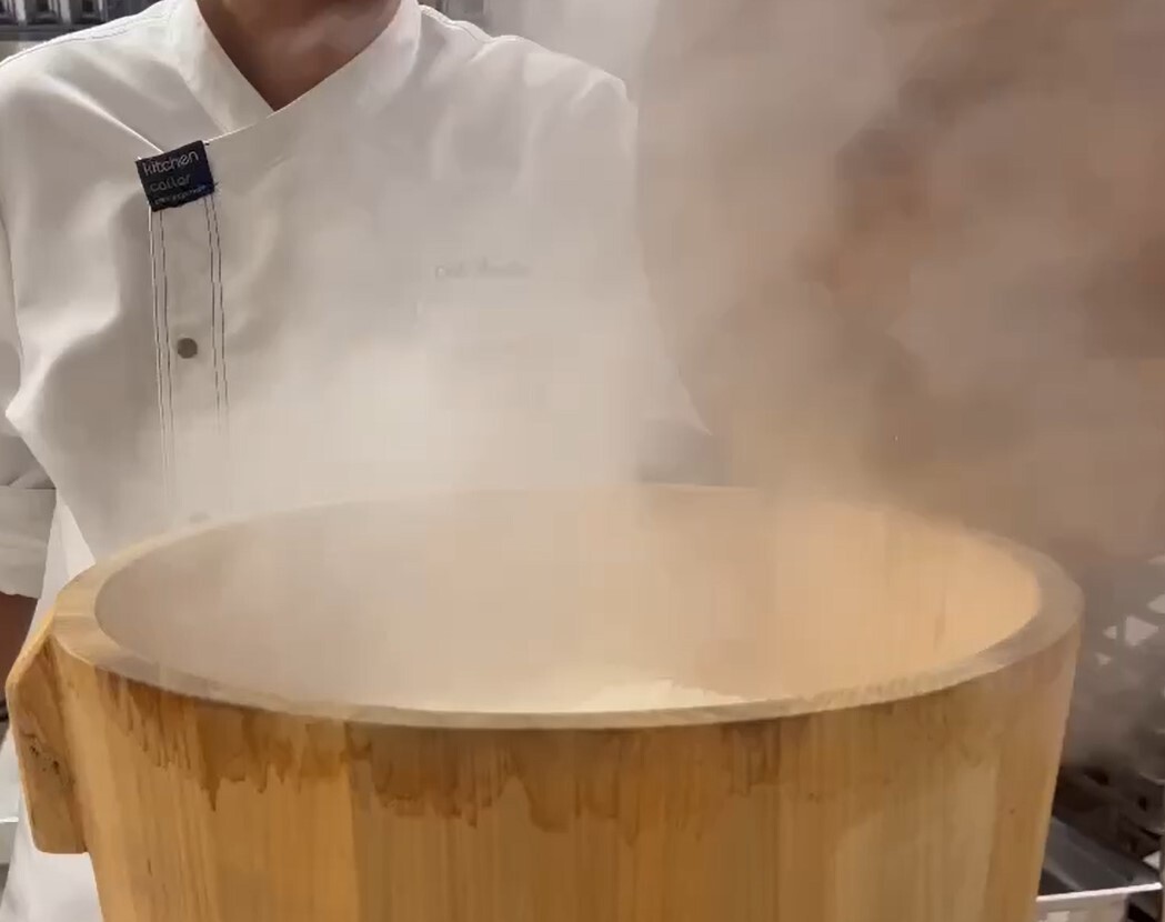 夢幻開鍋!滿滿的檜木香隨著蒸飯白煙瞬間炸開,這就是神級香粽的靈魂秘密 。