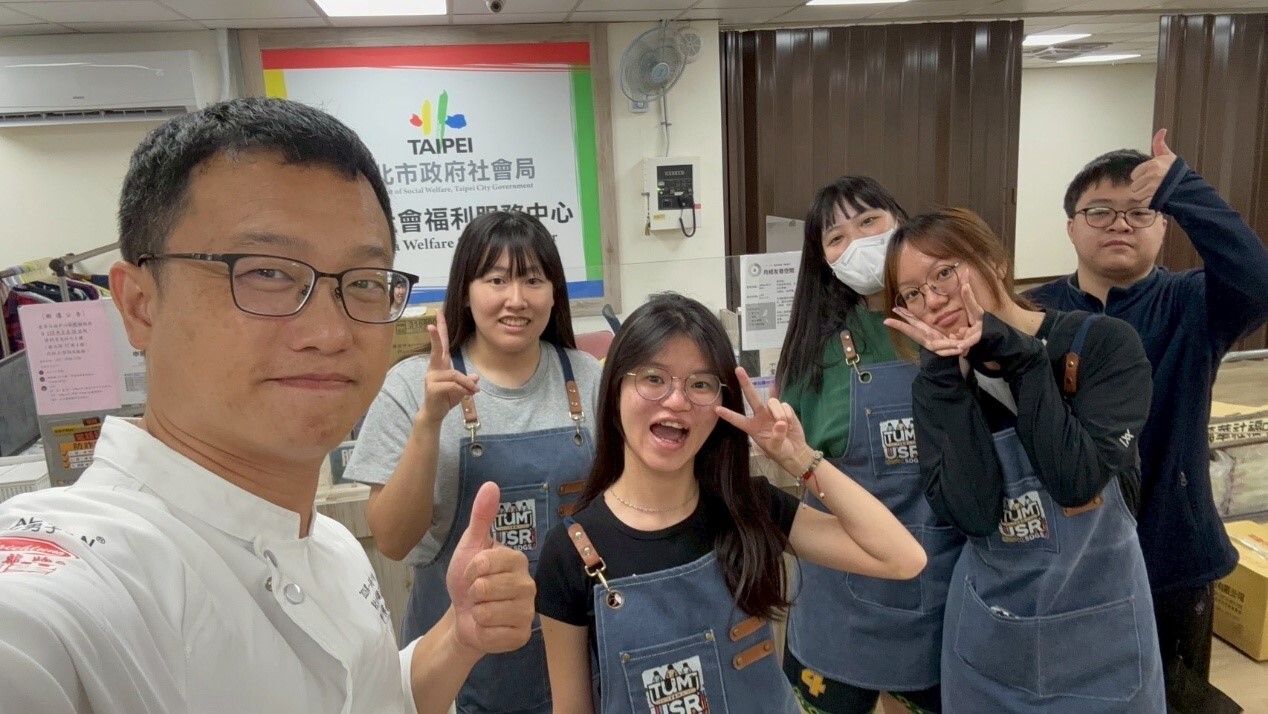 關懷直送!師生團隊第一時間將愛心送到臺北市政府社會局萬華社會福利服務中心(街友專責中心),留下溫暖的合影 。