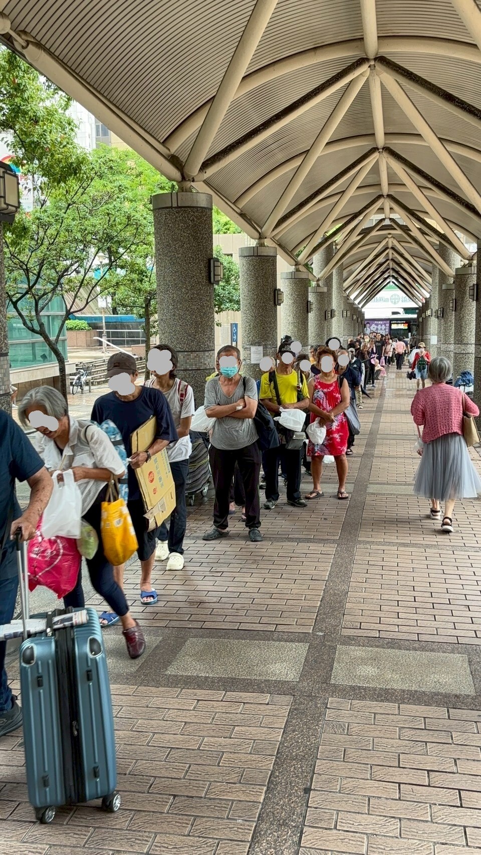 感謝北車現場大小朋友與長輩們耐心排隊等候供餐,長長的隊伍見證了社會互助的溫暖 。