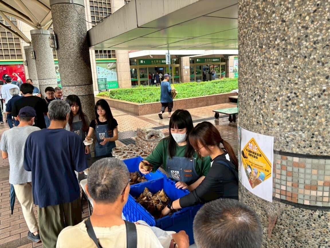 團隊默契爆發！現場志工同學們迅速供餐、分發物資與熱粽，精準傳遞手心溫度 。