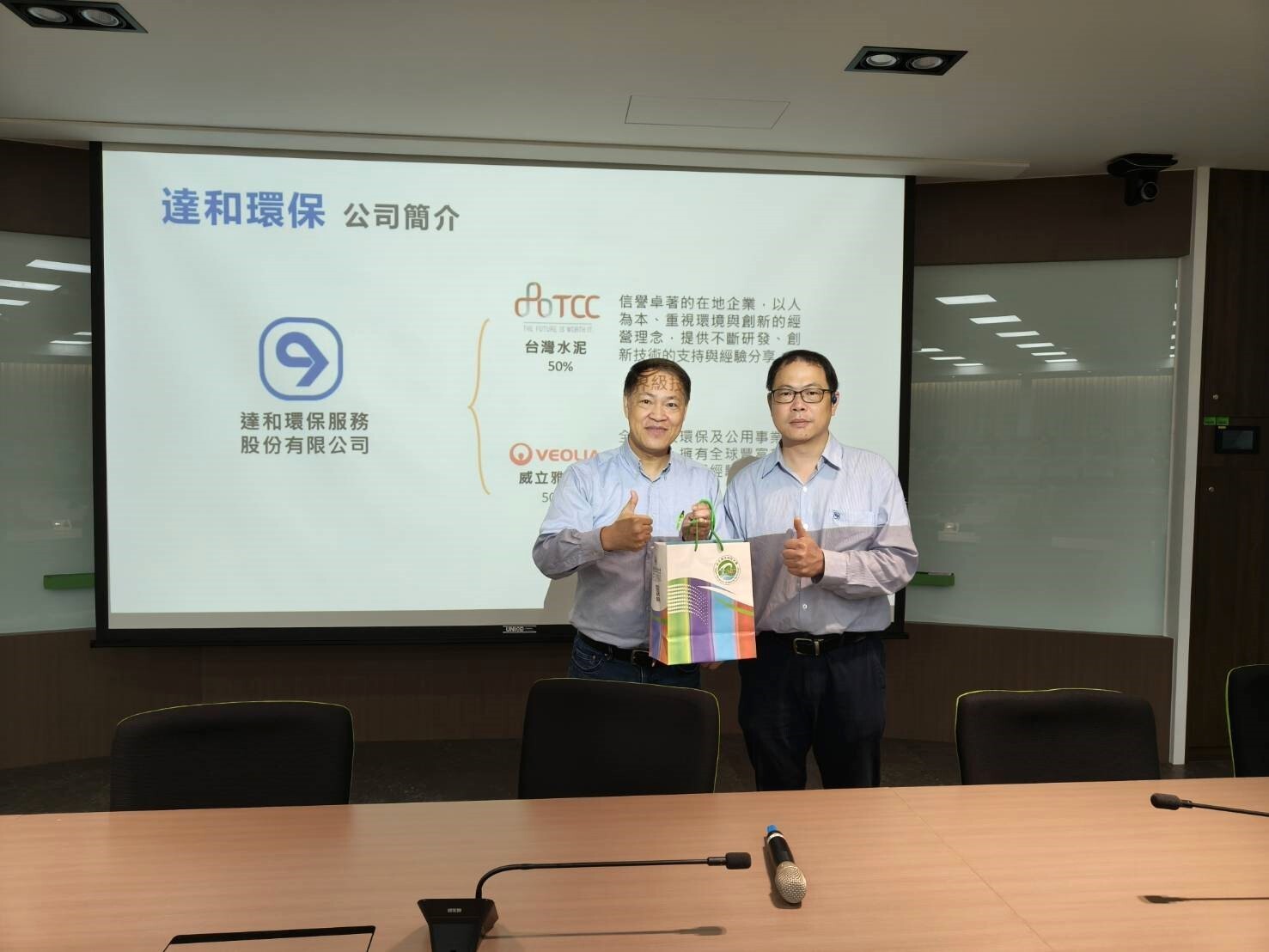 吳肇哲副校長兼輪機系主任代表全體師生致贈禮品