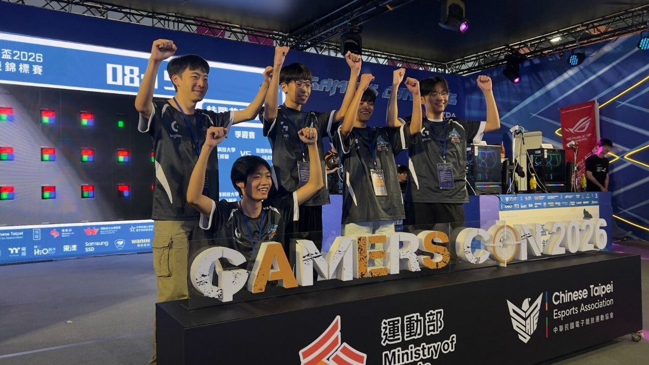 選手們拿到冠軍後歡呼合照