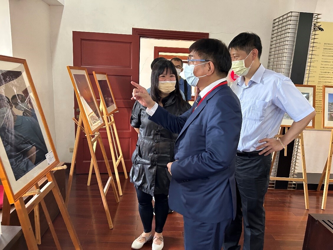 與會貴賓欣賞本屆得獎作品於淡水小白宮靜態展現場