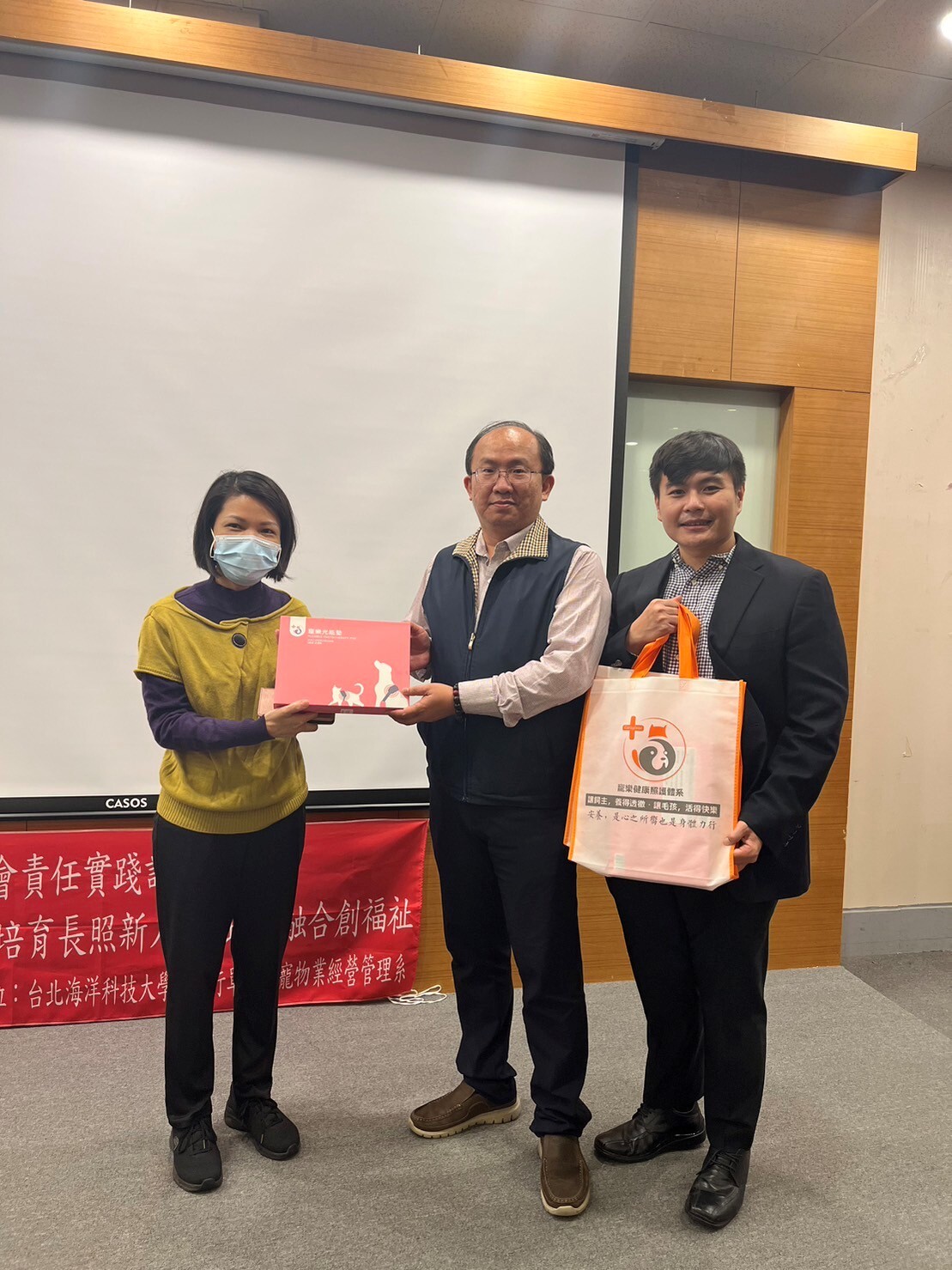 王維平執行長與郭艾迪經理捐贈新北動保寵樂光能墊