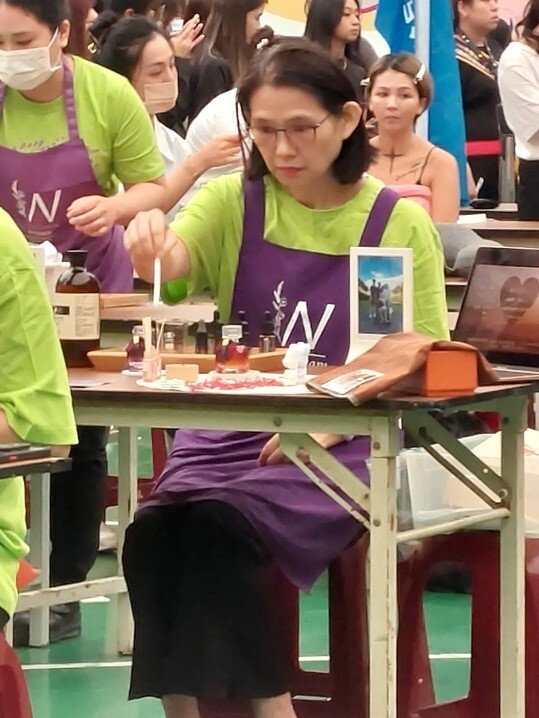 陳同學現場調香過程