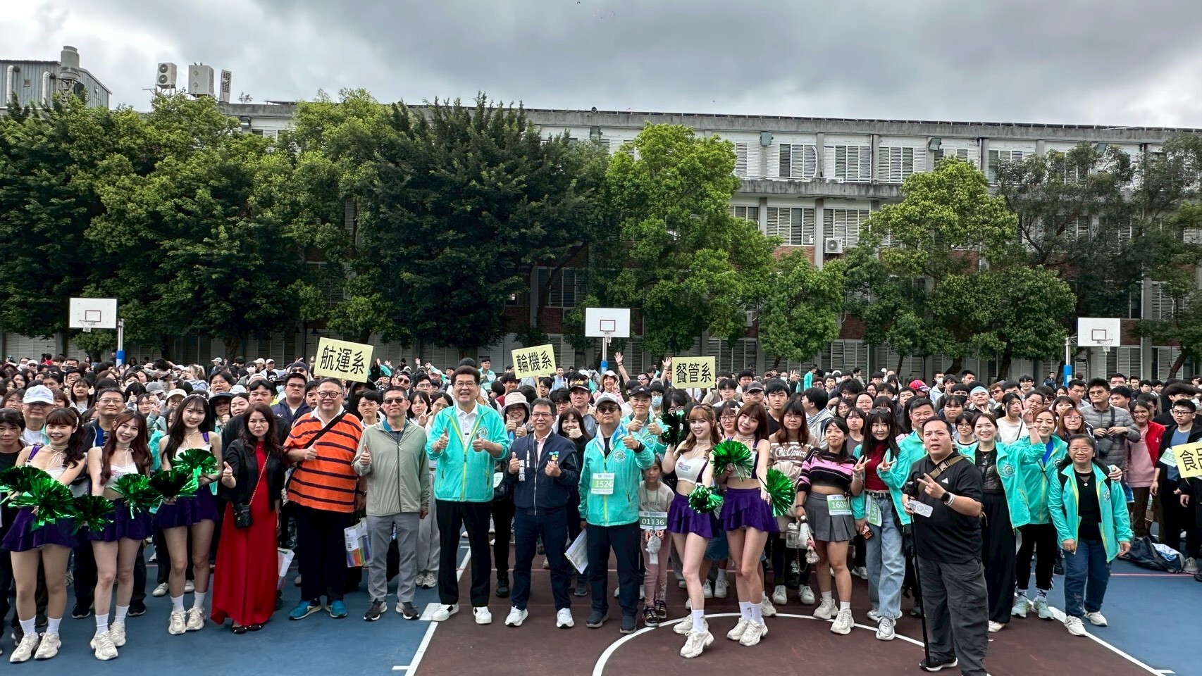 士林校區健走出發合影(台北海大提供)