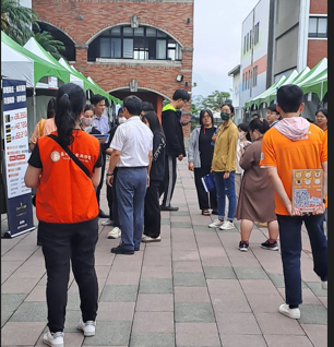 現場廠商與學生互動