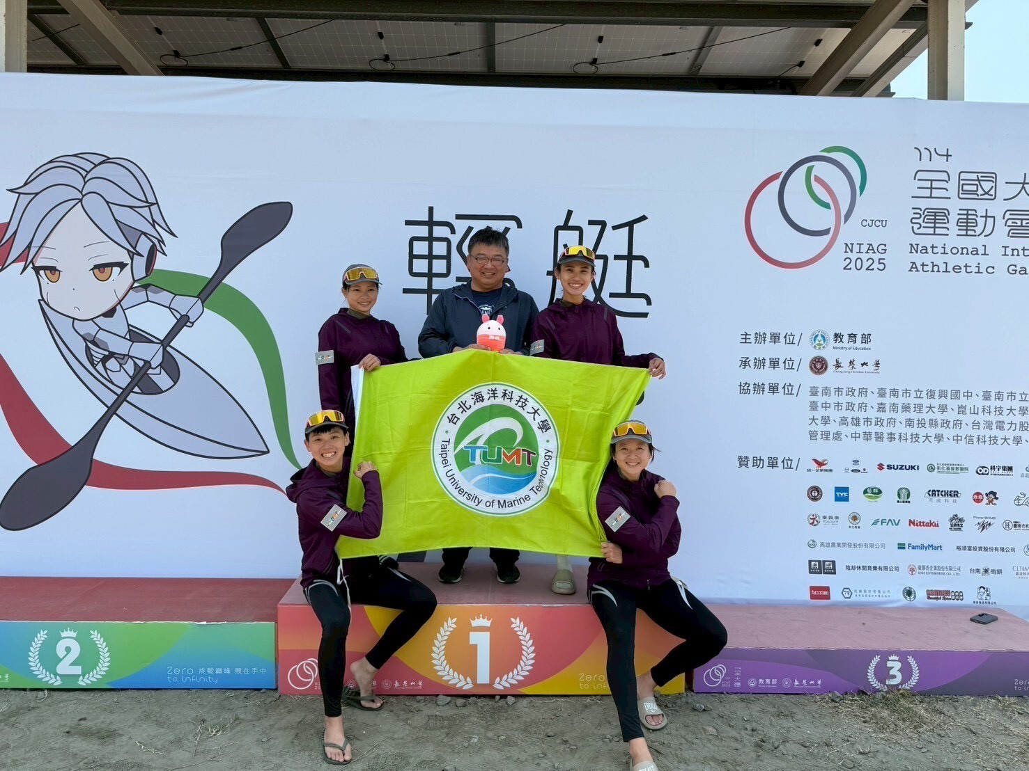 海觀系楊明恩老師與簡琦芸同學、廖婉茹同學、顏脩樺同學、李姮燕同學合影。