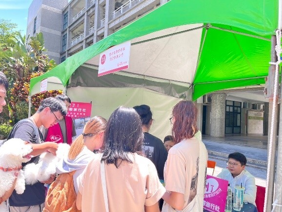 現場廠商與學生互動