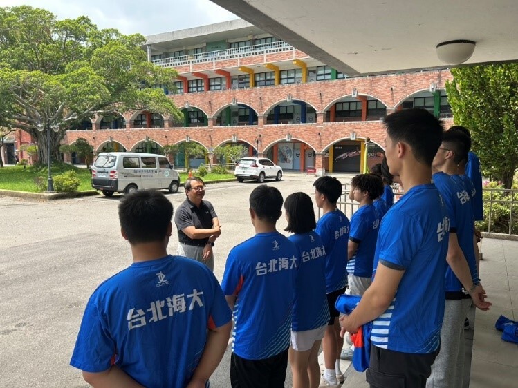 校長呂曜志向出征選手勉勵致詞，期勉大家發揮實力、爭取榮耀