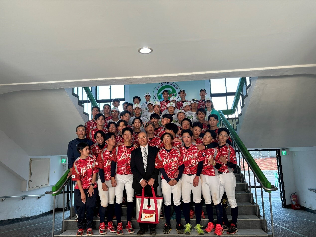 本校棒球隊與全日本大學明星棒球隊合影