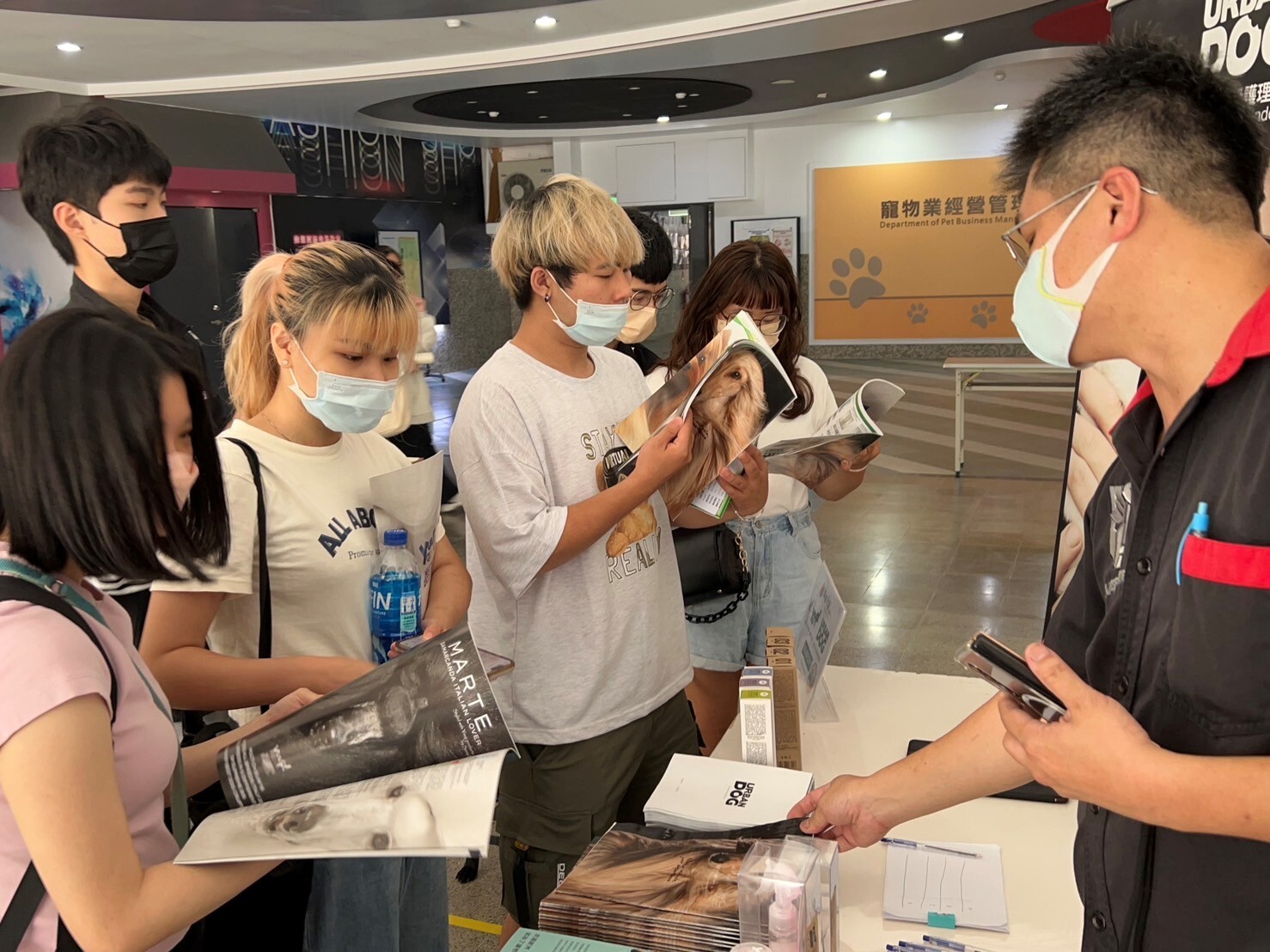 現場廠商與學生互動