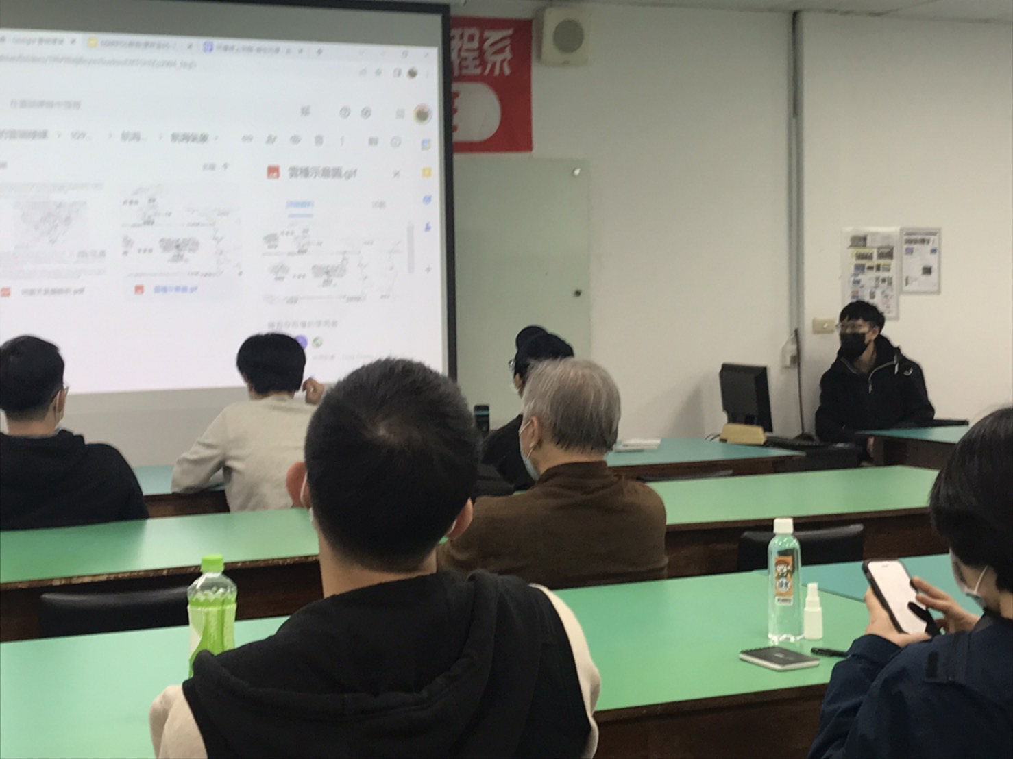 航海學士後專班學姐(右1)蕭子嘉分享會演講情景
